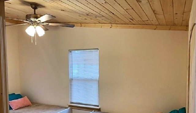NEW!! 2 bedroom cabin located in Denison, TX!