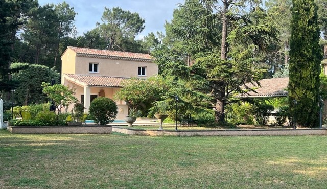 NEW 2-bedroom gite with air-conditioning, quiet location, swimming pool. Near village+Ochres