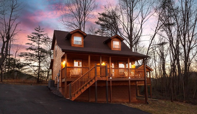 New 2 BR w/ with Large Yard, Hot Tub Gazebo, WiFi, Free Dollywood Tickets