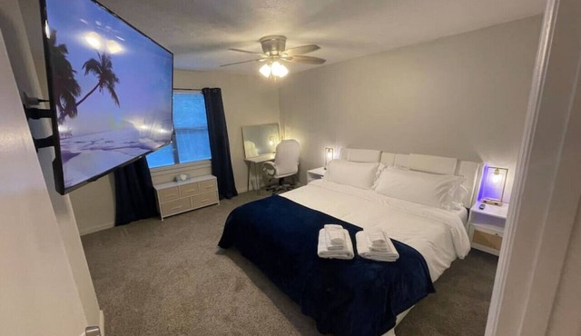 NEW! 2 King Beds, 86` RokuTV, LED Headrests & Grill