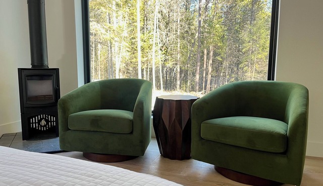 NEW - 2 Lux Queen Studio Suites in modern cabin micro-resort, 2 Saunas, firepit