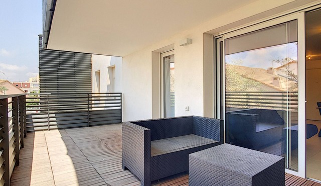 New 2-Room Apartment with Terrace, Parking, and Beach Access