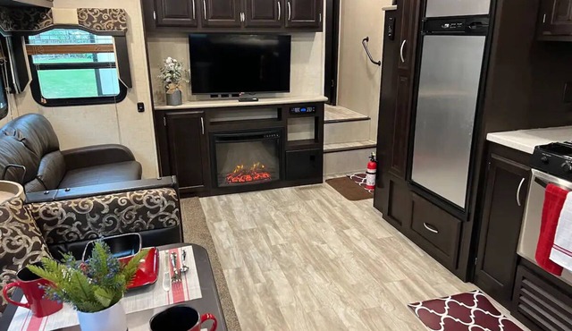 NEW 2019 Spacious Camper - All Modern Amenities - Fast WIFI