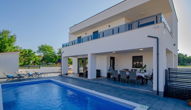 NEW 2022 - Exclusive Villa with private pool! 1 km from the beach!