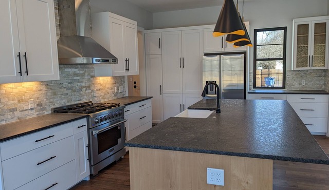 New 2023 Home, Cool Pool, 4Bedroom, 3.5 Bath, 10 guests, in great South Austin!