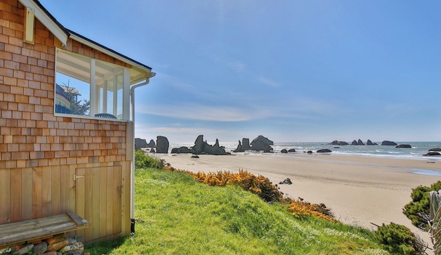 New 2024 Darling 1930s beach cabin-newly remodeled