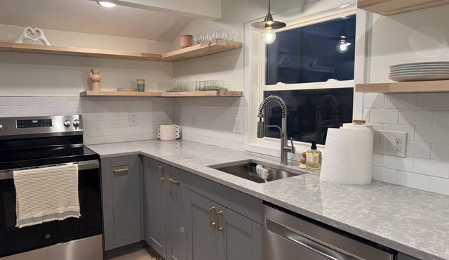 New 2024-Renovated Modern Farmhouse - Top Floor Unit