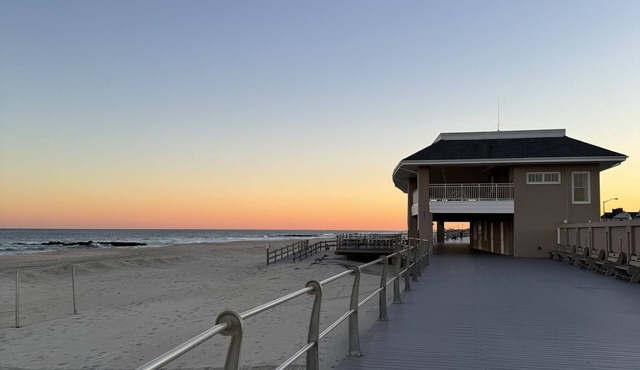 New 2024 Spring lake, East side 71!Outdoor shower, front porch, fenced yard +++