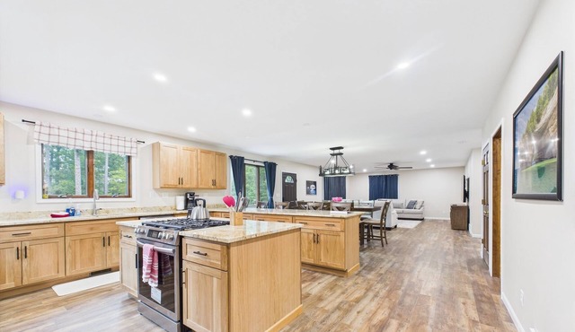 NEW 2025 Escape to Your Perfect Getaway at Three Pines, Sleeps 10, 3 Bath