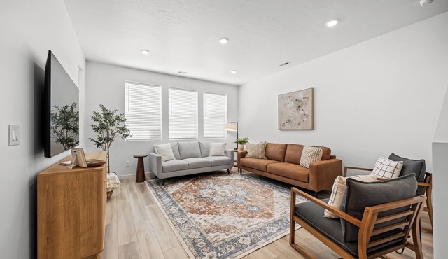 NEW 2025 TOWNHOME IN EAGLE-GARAGE PARKING-1 KING-2 QUEENS-PROFESSIONALLY CLEANED