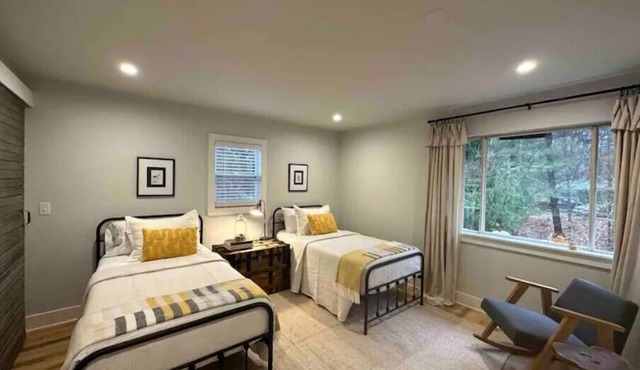 New! 2bd rm/3 bed wooded cottage