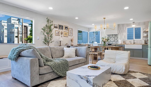 NEW 2BD Trendy Suite with Free Parking and AC