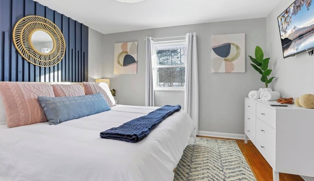 *NEW* 2BR, 30+ Day Stays, Dogs OK, Central