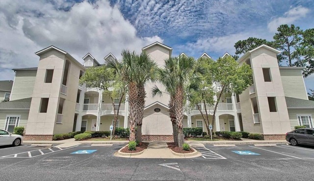 New 2BR condo on 18th hole near beaches & ALL sports arenas—perfect getaway