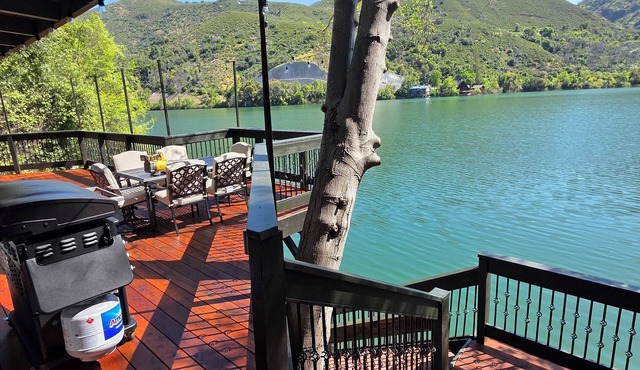 New 2BR Lake House on Blue Lakes-Private Dock, Large Patio, Fire Pit & Kitchen