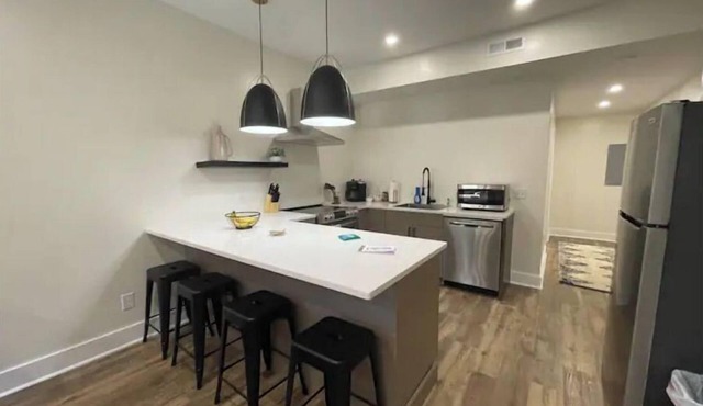 New 3 Bdrm unit w/great location & ex. amenities