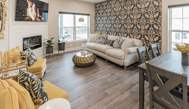 New 3 bed 4 bath Townhouse w porch& rooftop deck- 5 min to Downtown!