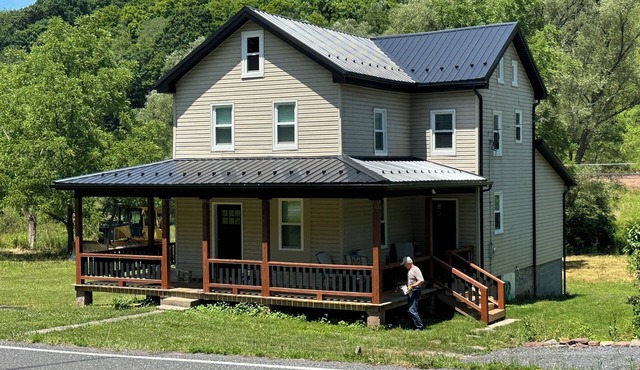 NEW! 3-bed farmhouse in Duncansville w AC, WiFi. Close to Blue Knob Ski Resort