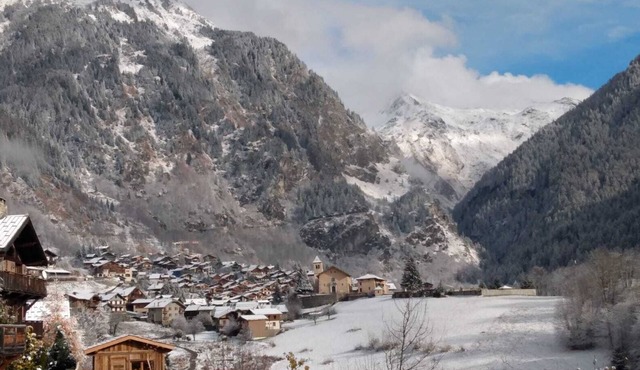 New 3 bed apartment, large terrace, superb views, pool, sauna and gym.