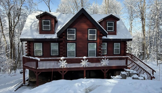 New 3 bedroom 2.5 bath log cabin in Beech Mountain perfect for getaway slps 10!