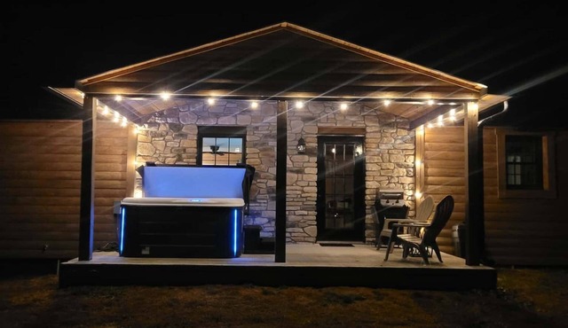 NEW 3-bedroom cabin 1 mile from the Gorge Underground - Hot Tub, Games, Sunsets