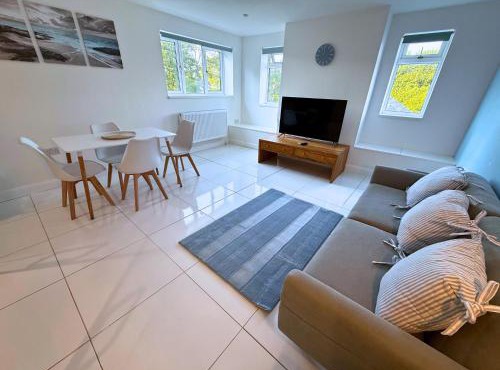 New 3 Bedroom Flat Close to Station