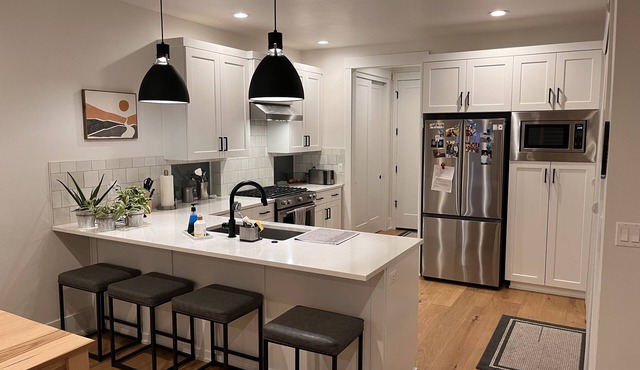 New 3-bedroom house in NW Bend with giant TV, fun for the whole fam!