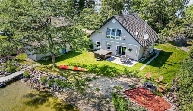 NEW: 3 Bedroom Lake Cabin With Hot Tub