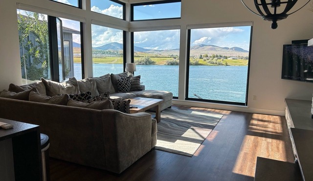 New! 3-bedroom lake-front condo on Flathead Lake