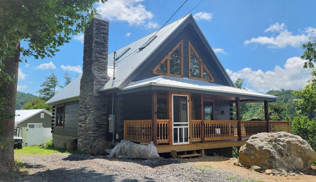 New 3-bedroom NC mountain cabin with million dollar view & N. Toe River access