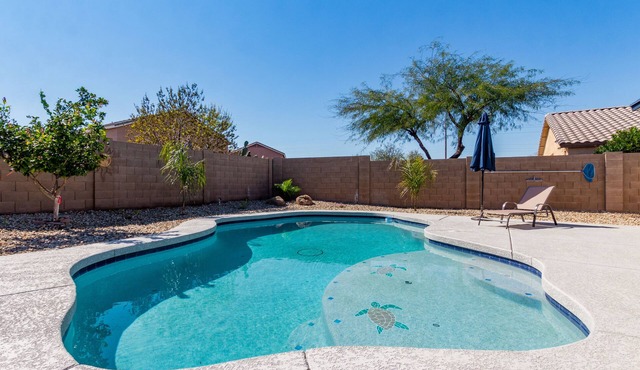 *NEW* 3 Bedroom w/den! 5 Queen beds! Heated Private Pool!