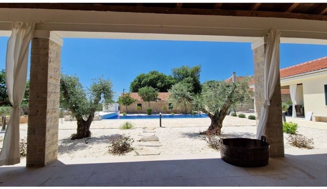 NEW! 3 bedrooms, 2 bathrooms, infinity pool view, FREE wine tour