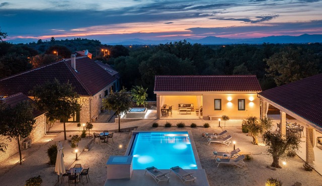 NEW! 3 bedrooms, 2 bathrooms within WINERY, infinity pool, vineyard view
