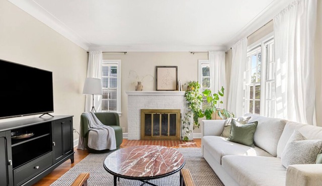 NEW 3 BR, 5 Bed Tudor <1 Mile to The Big House