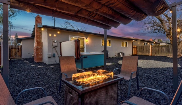 NEW - 3 Br Backyard Oasis and Spa