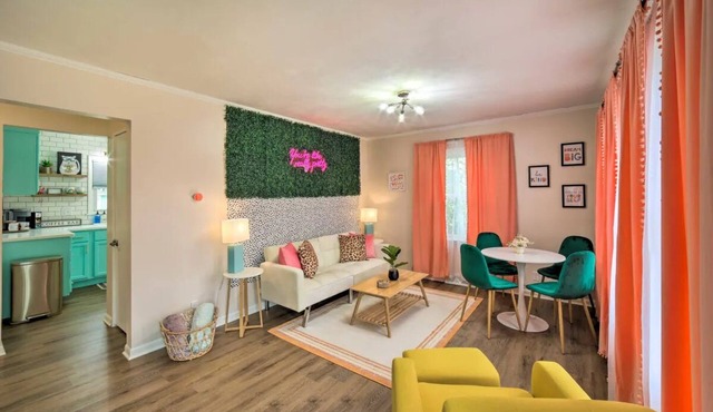 *New* < 3 Miles to Beach + Casino + Zoo + Shopping!