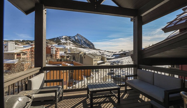 NEW! 3 Min Walk to Lifts Hot Tub, Garage, Elevator & Epic Views