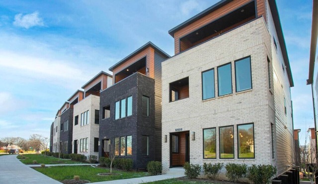 New 3 Story Home Near Broadway