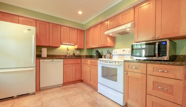 NEW! 3-story Townhome - Private, Self checkin, Quiet.