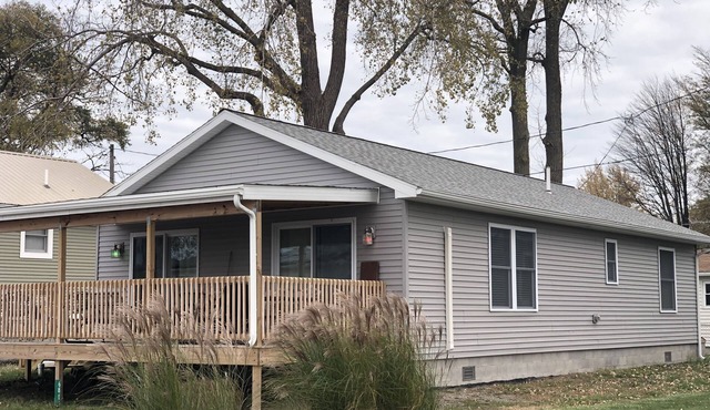 New! 30 seconds from couch to shore, covered front porch w/sunset water views.