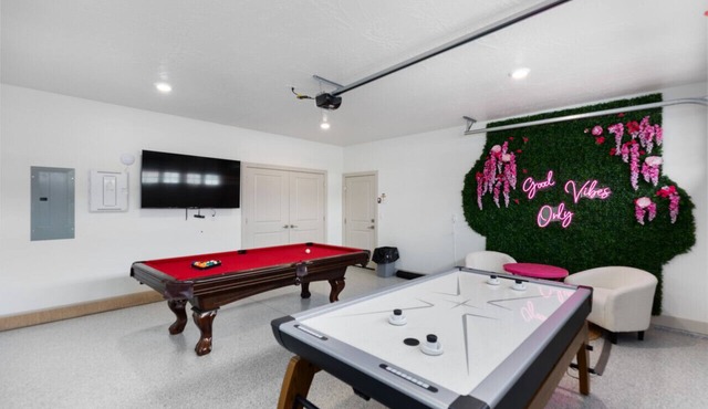 NEW- 3bd, 2.5 bath w/Game room lounge, Hot tub, pool, fire pit, and more