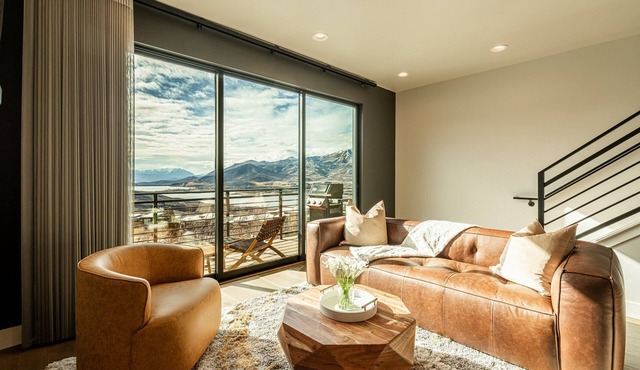 New 3BR/2.5B Klaim townhome – Hike, Ski & Relax in Style!