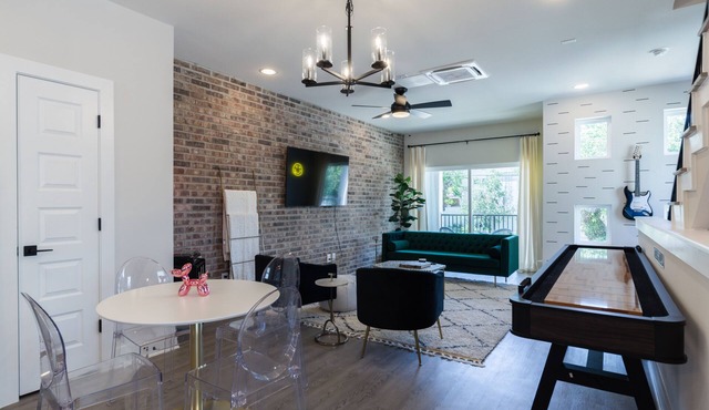 NEW 3BR/3.5 ensuite baths min away from Riverwalk, the Pearl, Downtown & Fiesta