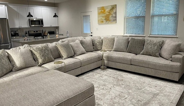 New 3BR by Hospital & Lake Granbury w/Starlink internet,local pool,4-80in TVs