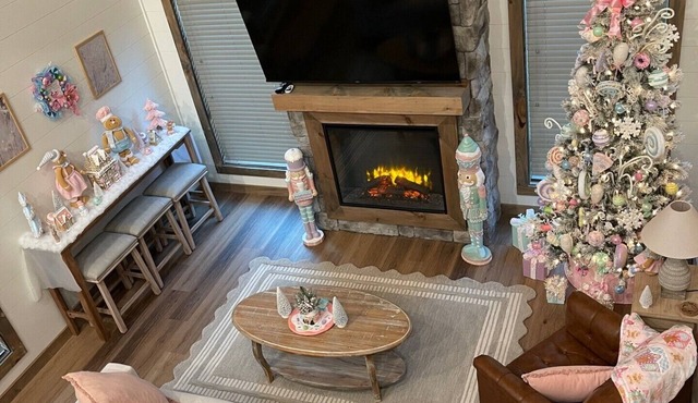 New 3BR, Close to Pigeon Forge, Hot Tub!