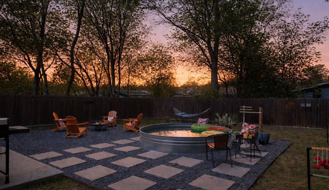 !NEW! 3BR Cowboy Pool, Firepit, Hammock