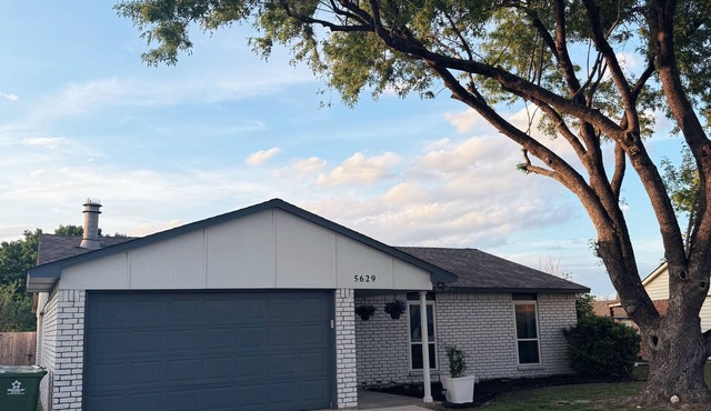 NEW 3BR cozy home - Centrally located w/large backyard and firepit