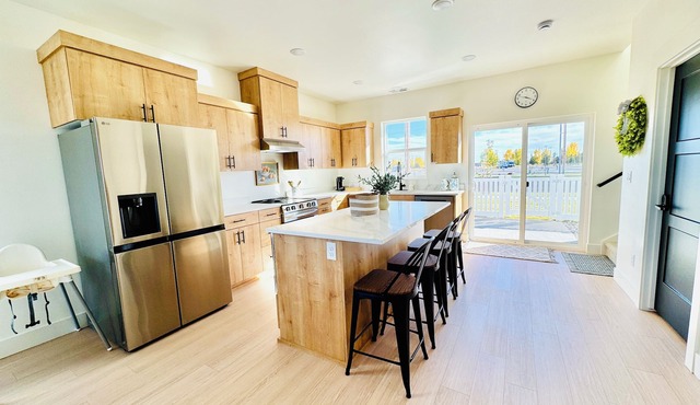 New 3BR Home w/Garage Parking, Full Kitchen, Washer & Dryer Near BYU-Idaho