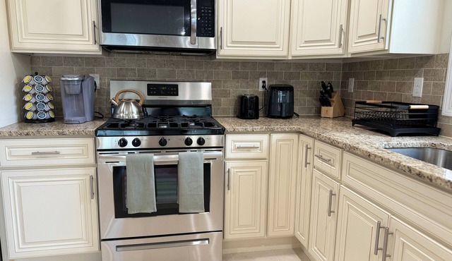 NEW! 3BR Modern & Comfy Newark Unit