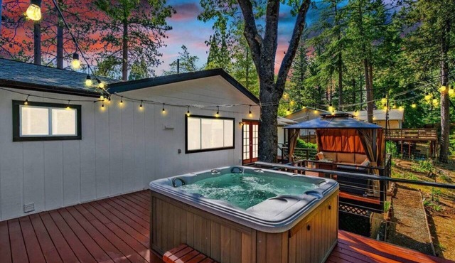 NEW: 3BR, private HotTub, FireTable, BBQ, AC, Dogs OK, WIFI